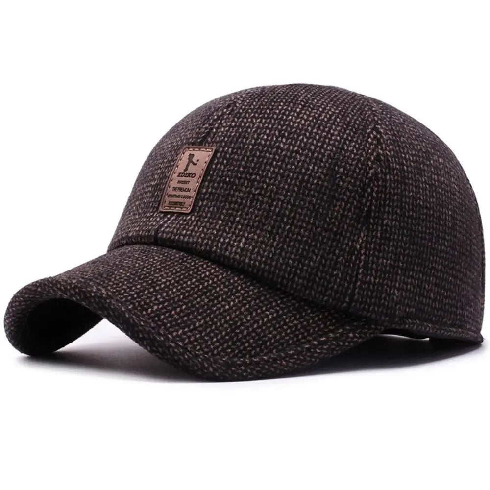Vintermössa för män med öronskydd och justerbar snapback