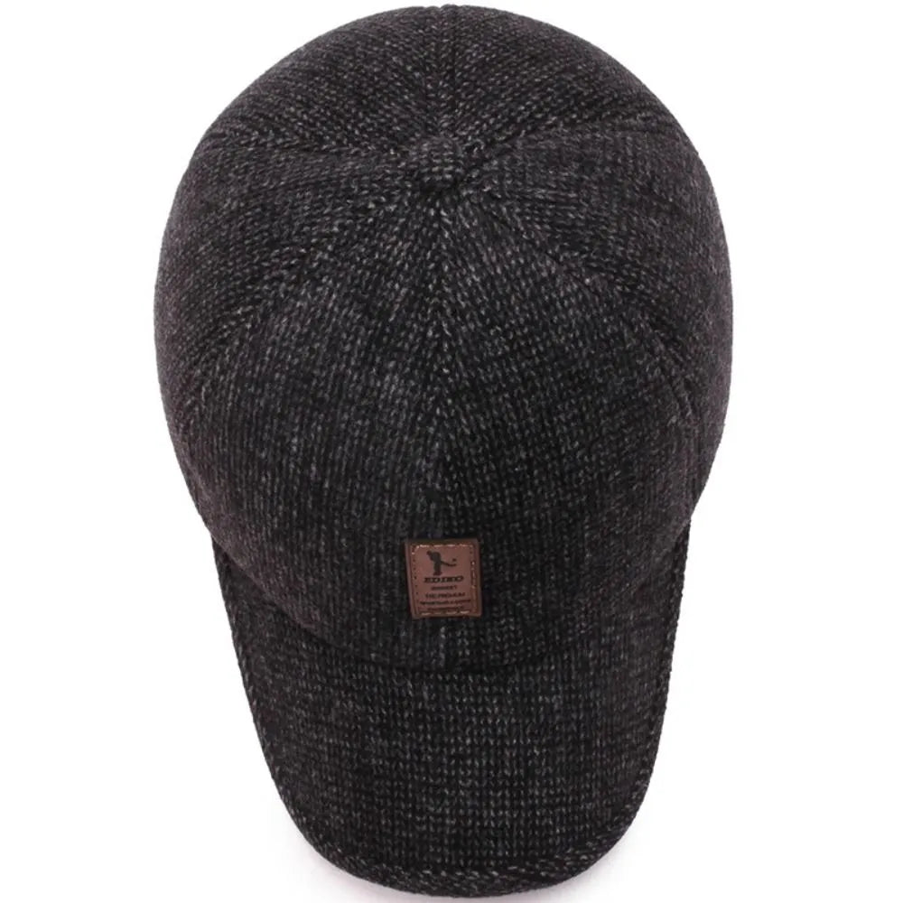 Vintermössa för män med öronskydd och justerbar snapback