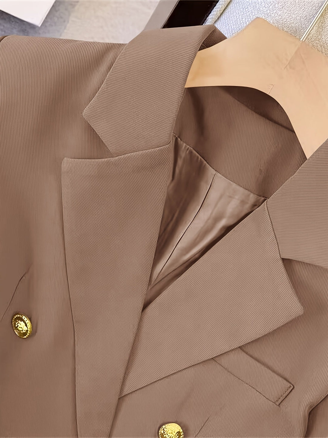 Women’s Tailored Business Blazer with Elegant Button Accents