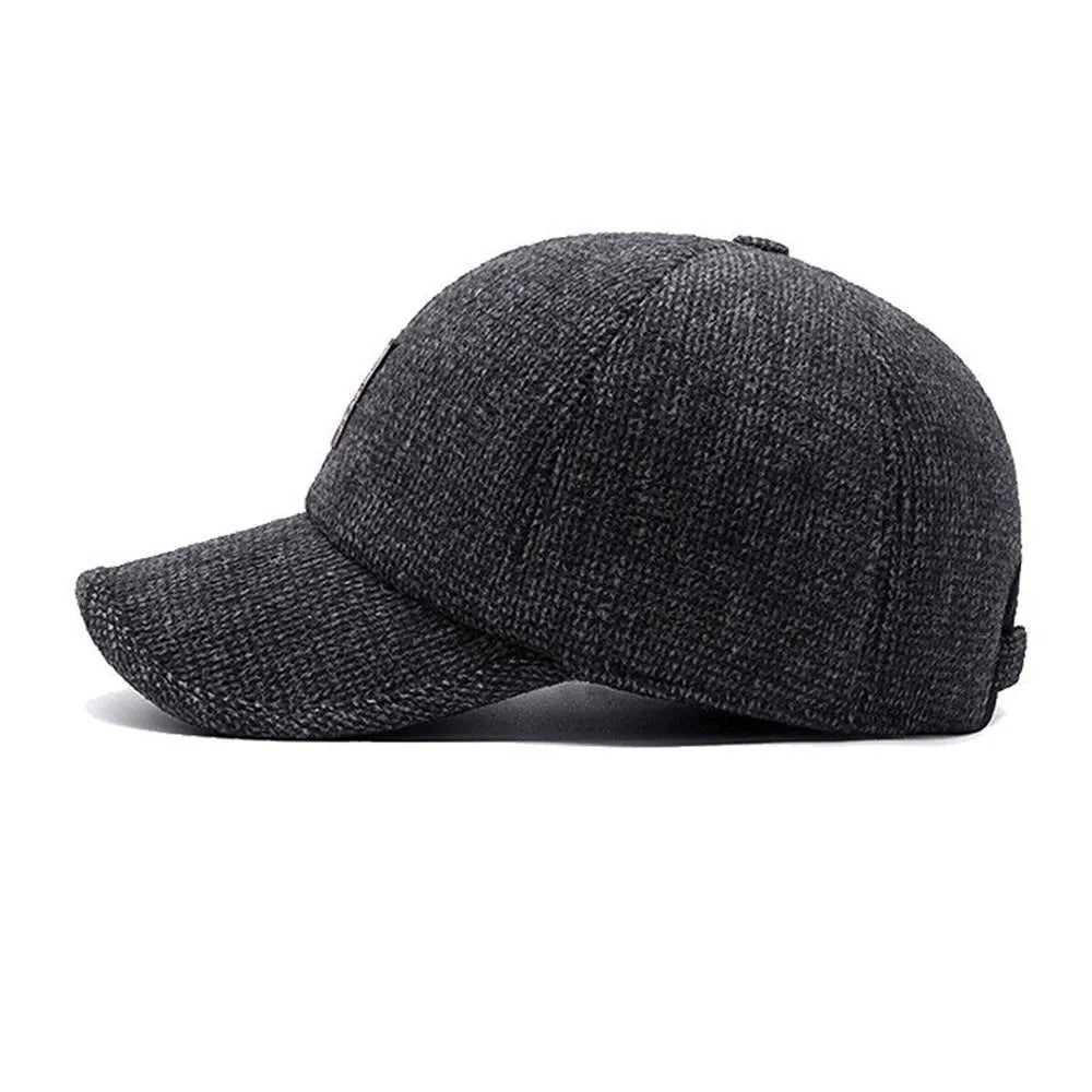 Vintermössa för män med öronskydd och justerbar snapback