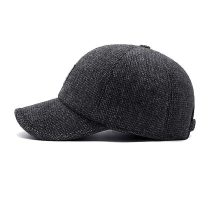 Vintermössa för män med öronskydd och justerbar snapback