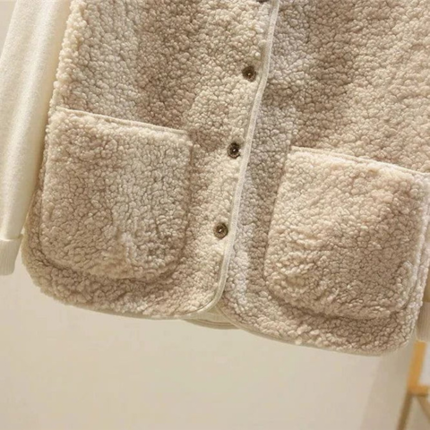Women's Cozy Sleeveless Vest with Sheepskin Effect - Light and Warm