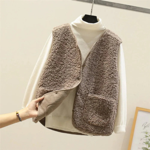 Women's Cozy Sleeveless Vest with Sheepskin Effect - Light and Warm