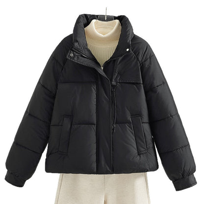 Kurze Steppjacke für Damen mit kastenförmigem Schnitt und Stehkragen