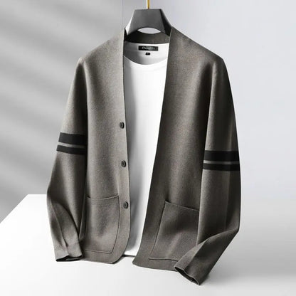 Håndstrikket cardigan til mænd med klassisk pasform til lag-på-lag om efteråret