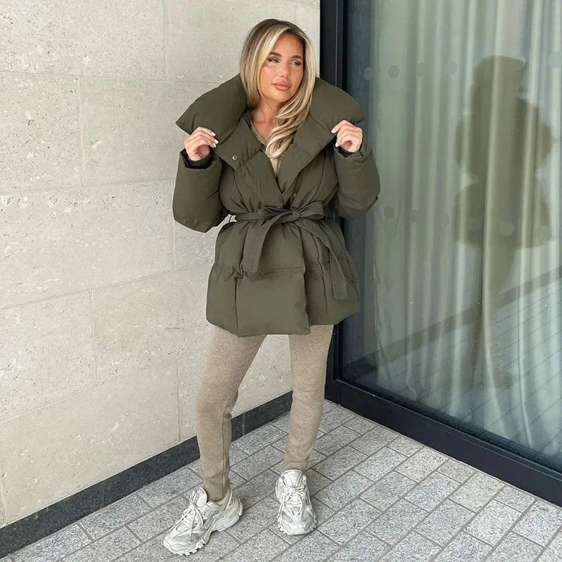 Elegante wattierte Damenjacke mit Taillengürtel und Stehkragen