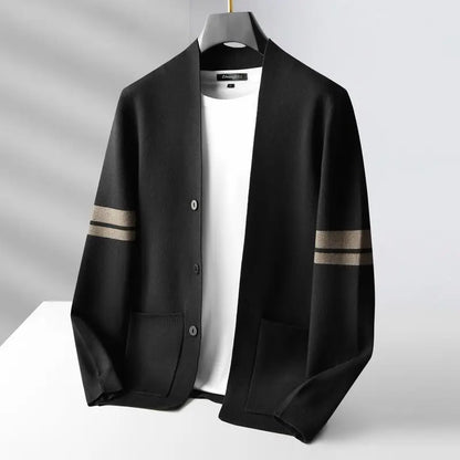 Håndstrikket cardigan til mænd med klassisk pasform til lag-på-lag om efteråret