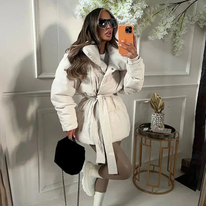 Elegante wattierte Damenjacke mit Taillengürtel und Stehkragen