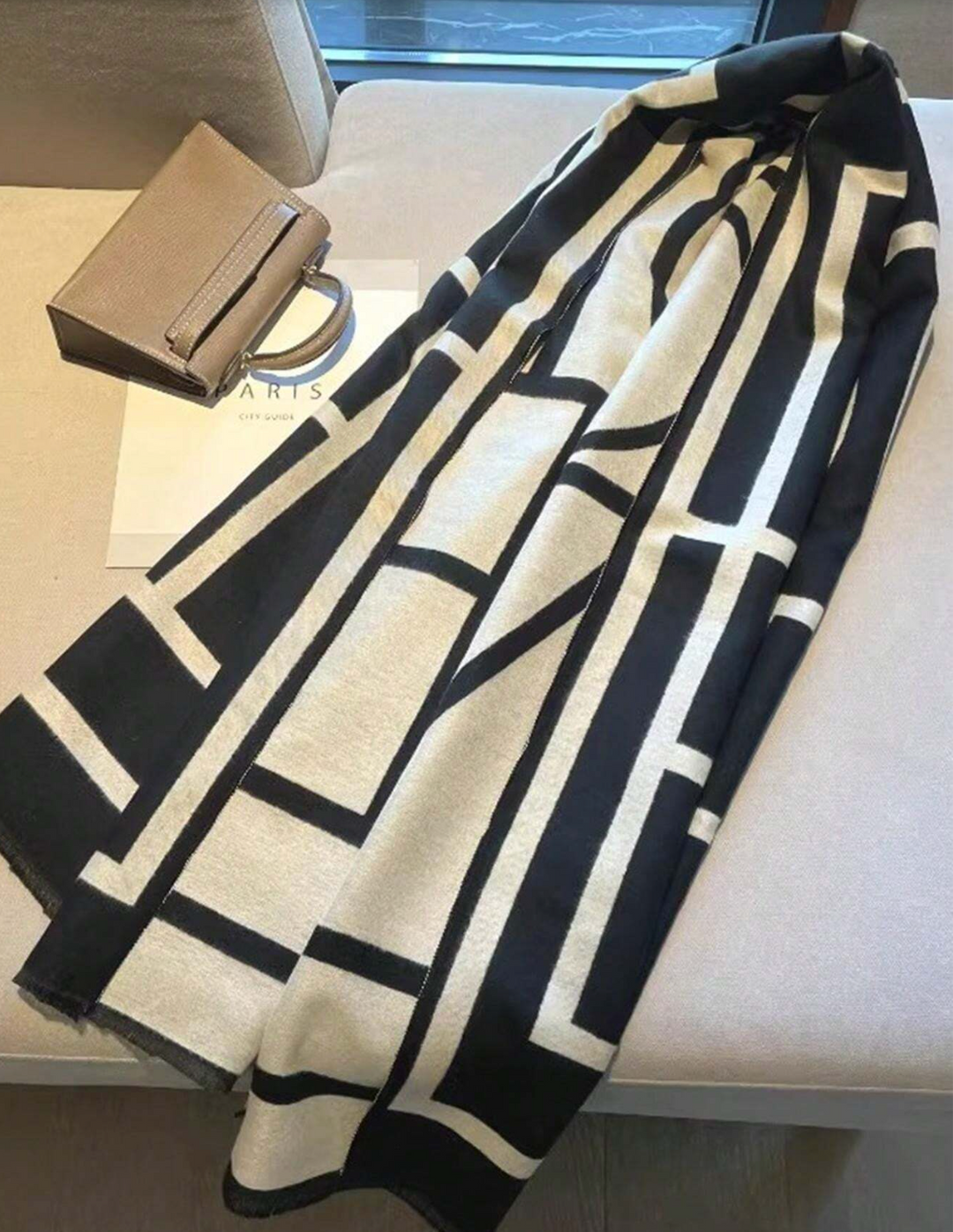 Women's Graphic Scarf with Pockets for Stylish Convenience
